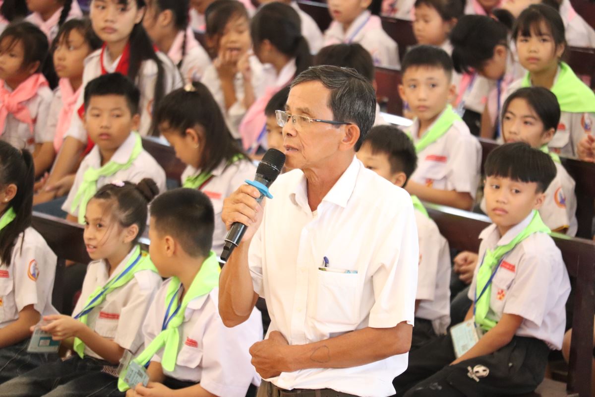 Ông Phêrô Nguyễn Văn Hải - Chủ tịch Hội đồng Giáo xứ chúc mừng Đức cha phụ tá và quý cha