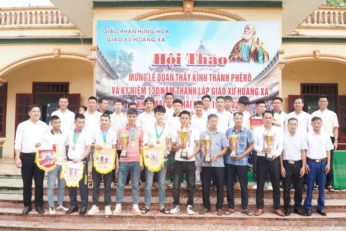 Trao giải thưởng Hội Thao mừng lễ Quan Thầy và kỷ niệm 130 năm thành lập Giáo xứ