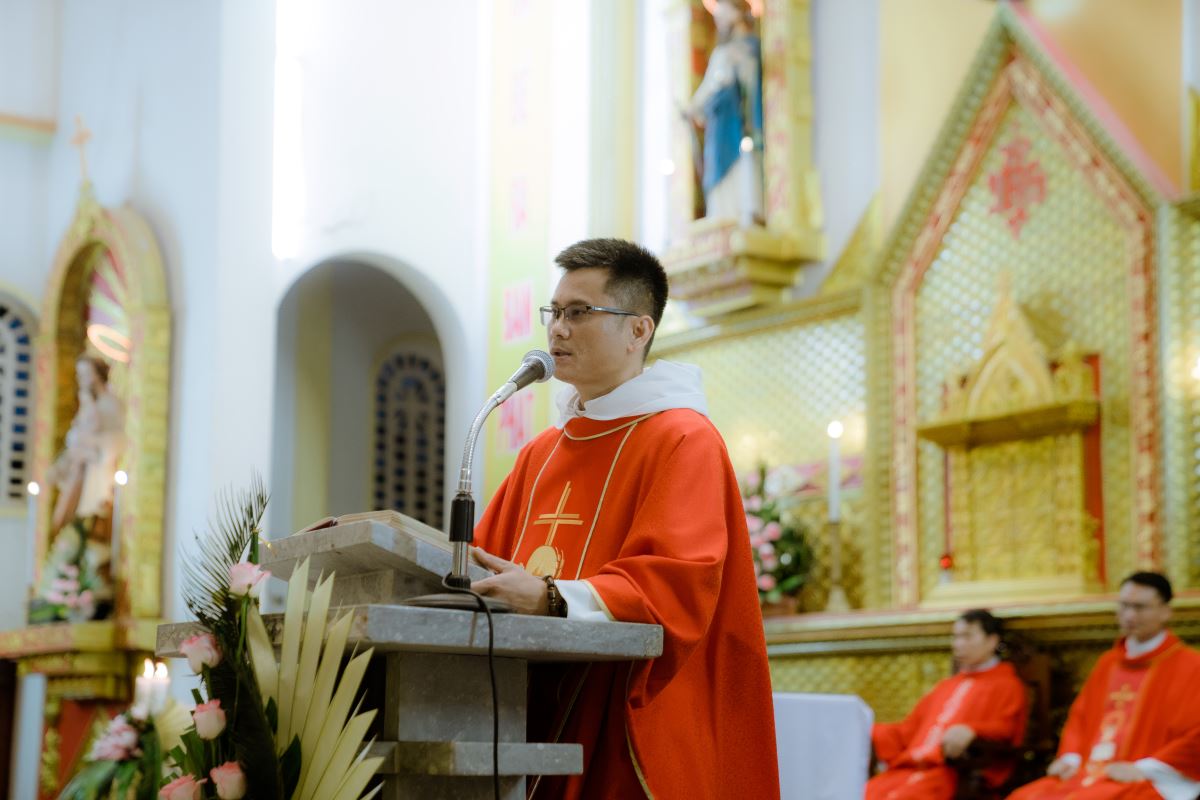 cha Giuse Dương Bảo Huyên giảng lễ