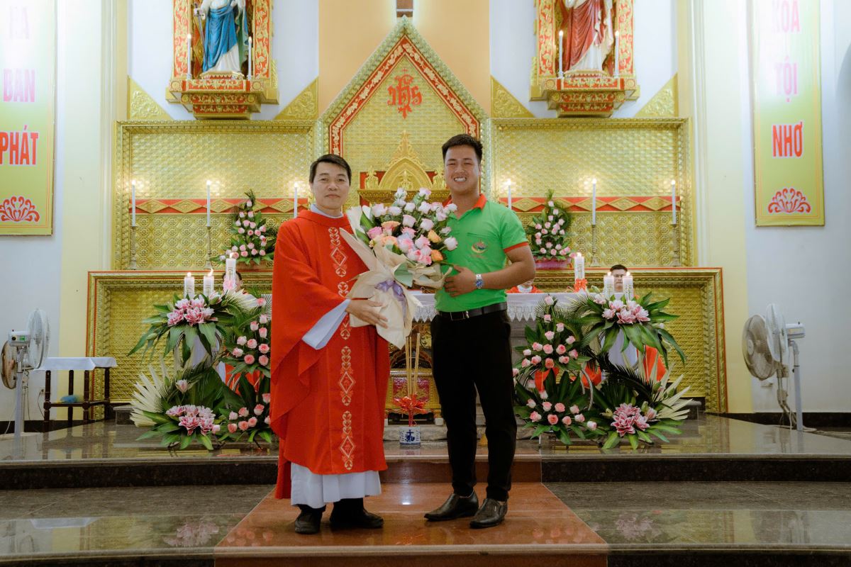 Đại diện Giới trẻ bày tỏ tâm tình tri ân và kính dâng bó hoa tươi thắm lên cha xứ Giuse