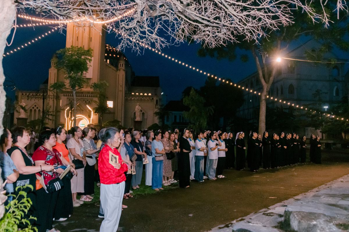 Cộng đoàn sốt sắng tham dự nghi thức hành hương