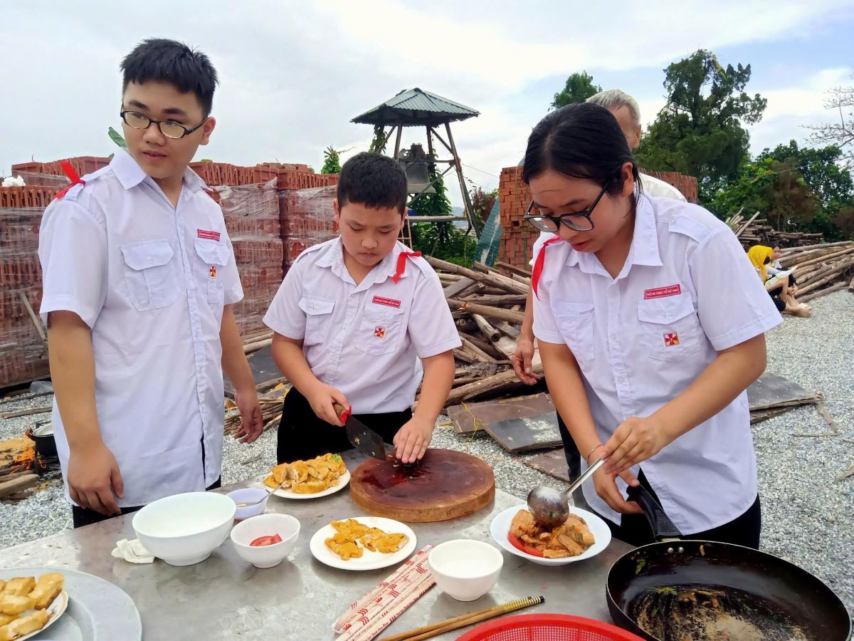 Các em Giáo lý Cấp III thực hiện phần thi "Vua đầu bếp"