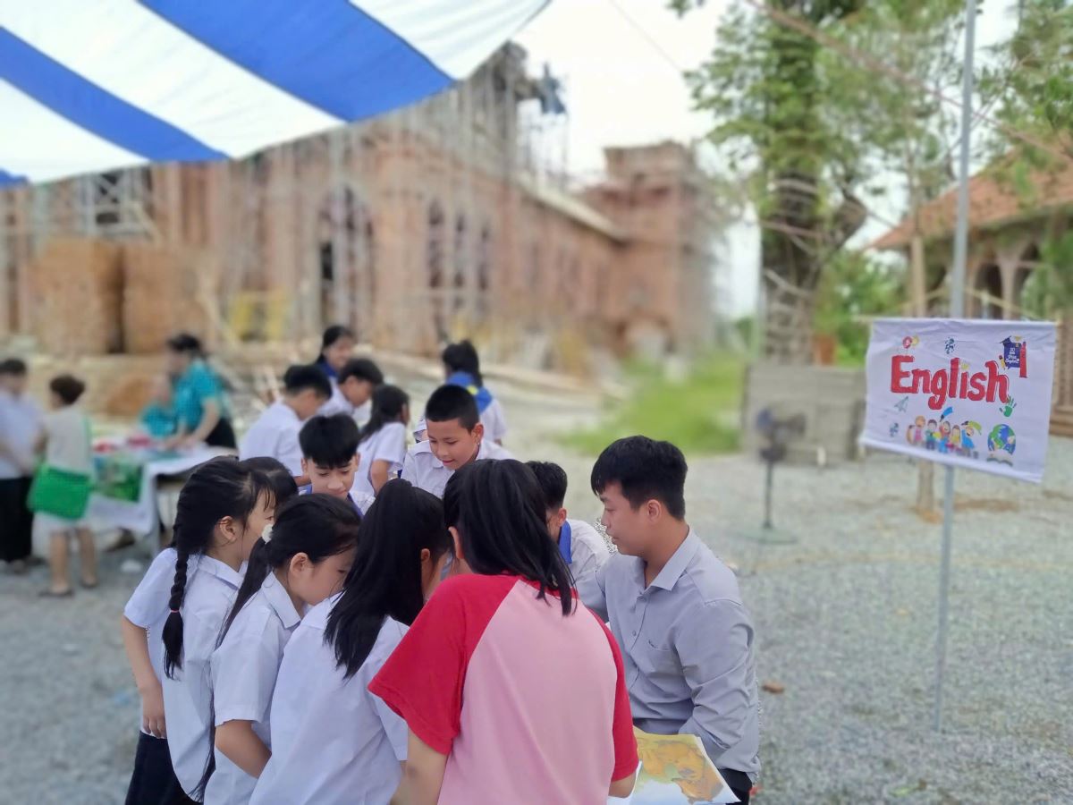 Từng nhóm tham gia hoạt động