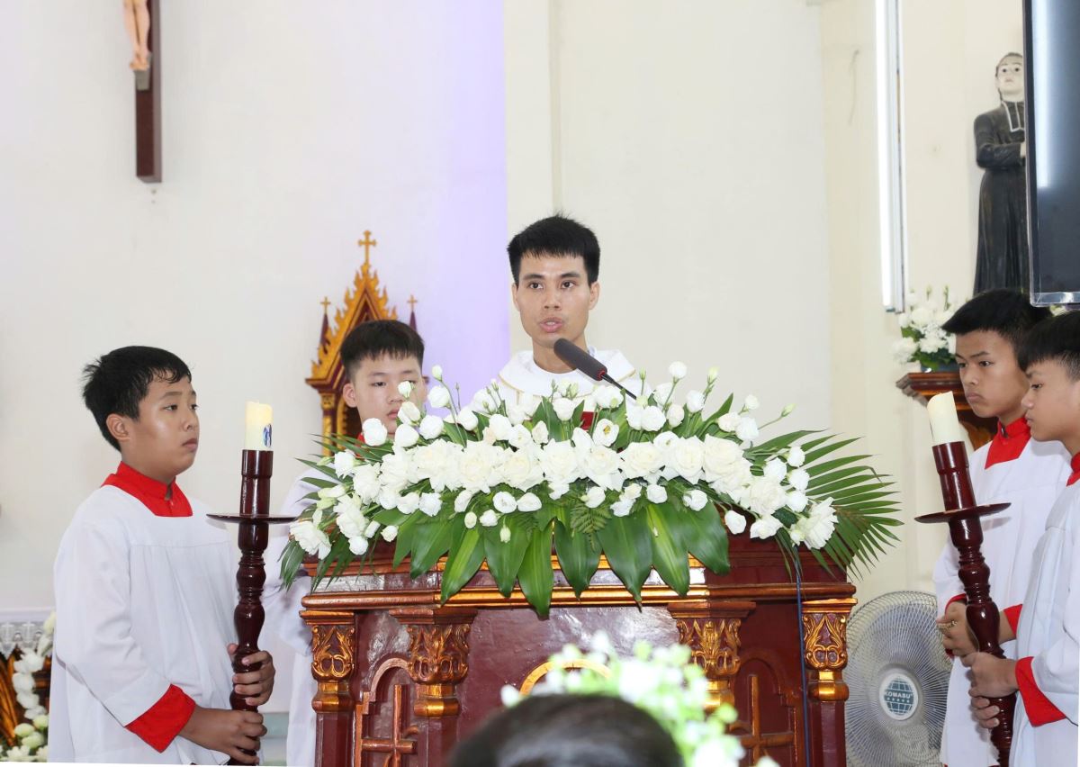 Cha phó công bố Tin mừng và giảng lễ