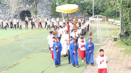 Hơn 300 Em Lễ Sinh Và Tu Sinh Giáo Hạt Tây Bắc Phú Thọ Hành Hương Về Giáo Xứ Yên Tập