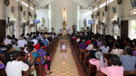 Giáo xứ Gia Thanh Chầu Thánh Thể thay mặt Giáo phận - “Cùng đi trong Thần Khí"