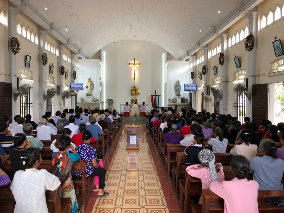 Cộng đoàn cùng sốt sắng tham dự giờ Chầu chung