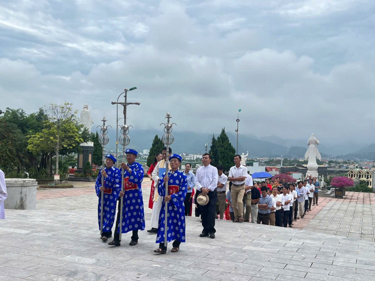 Đoàn hành hương tiến vào Đền thánh