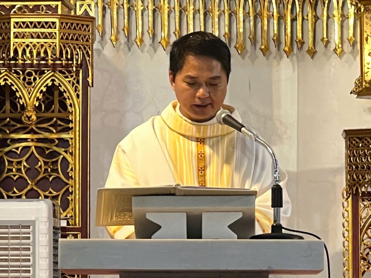 Cha Giuse Hồ Sĩ Hiền giảng lễ