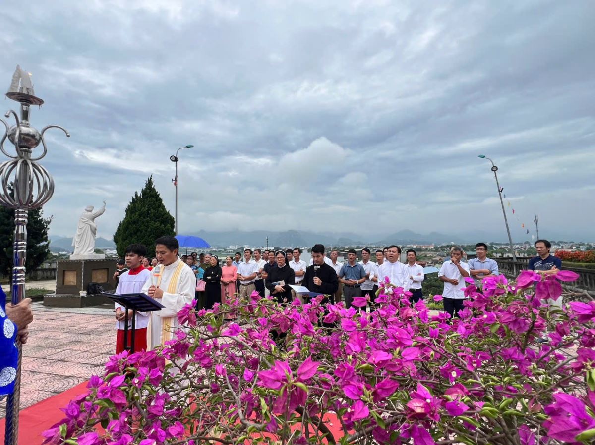 Cha Giuse Hồ Sĩ Hiền chủ sự nghi thức hành hương