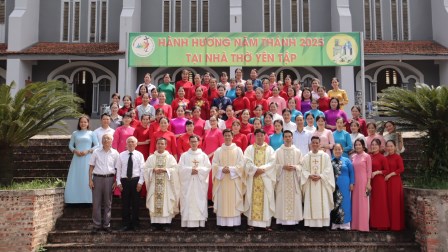 Giới Giáo chức Giáo hạt Tây Bắc Phú Thọ hành hương Năm Thánh tại Nhà thờ Yên Tập