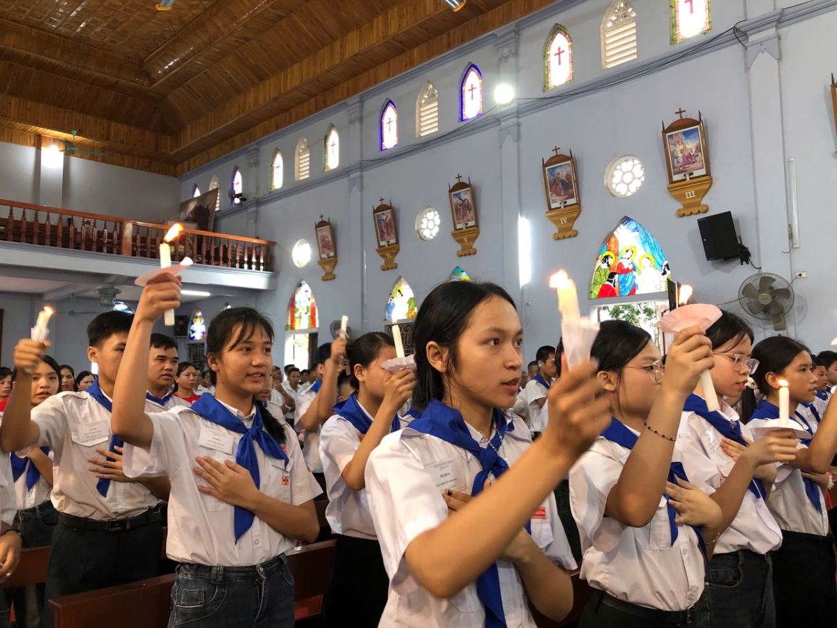 Các em giơ cao cây nến và lặp lại lời tuyên xưng đức tin