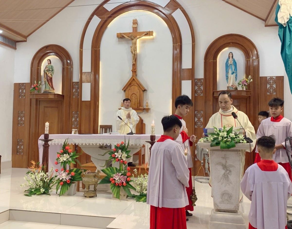 Cha công bố Tin mừng và giảng lễ