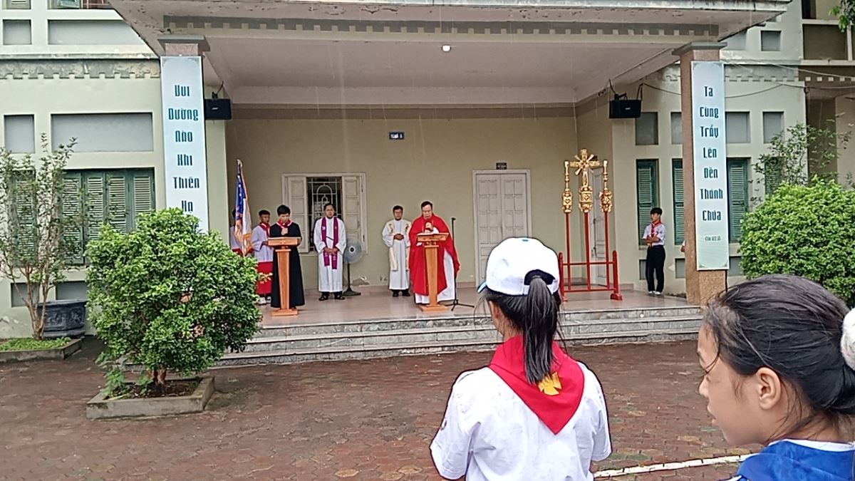 Cha Giuse Dương Đắc Tiến chủ sự nghi thức hành hương