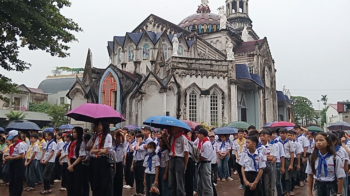 Các em Thiếu nhi tham dự nghi thức hành hương