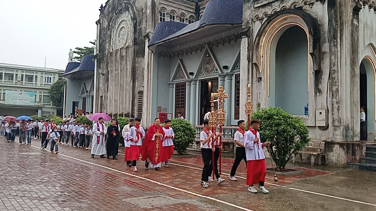 Đoàn hành hương tiến vào Nhà thờ