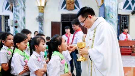 Giáo xứ Tình Lam: 77 em Thiếu nhi hân hoan Rước Lễ Lần Đầu