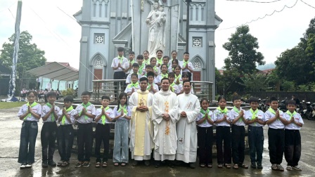 Giáo xứ Tân Quang: 30 Em Thiếu Nhi Lãnh Bí Tích Hòa Giải – Rước Lễ Lần Đầu và Hội Chợ Thiếu Nhi Với Chủ Đề “Vui Cùng Giêsu”