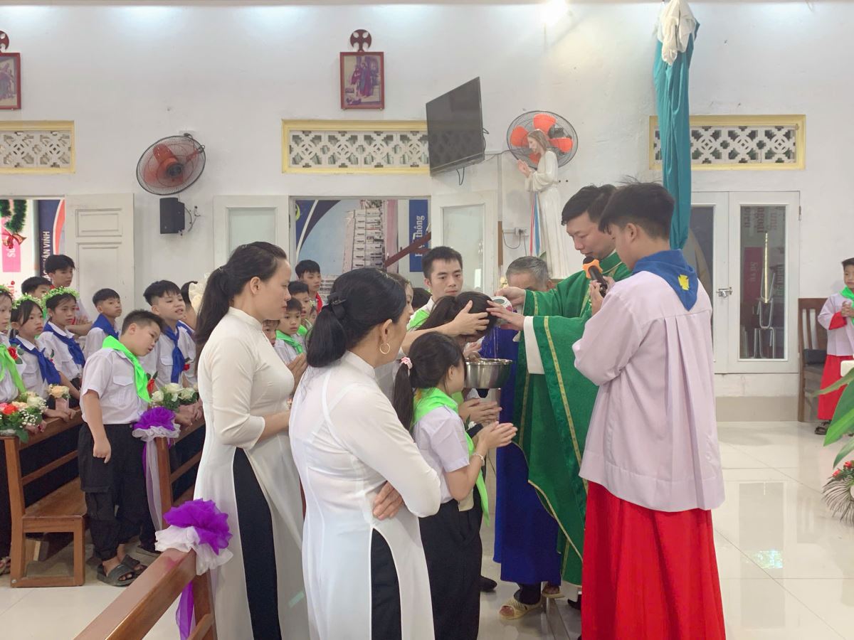 Cha phó cử hành Bí tích Rửa tội 