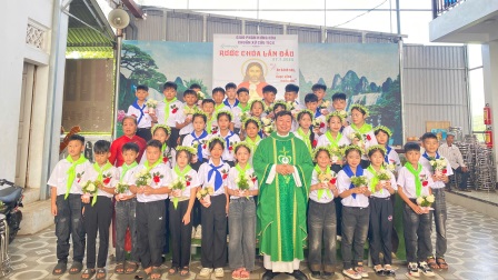 Hồng Ân Lãnh Nhận Bí Tích Rửa Tội và Rước Mình Máu Thánh Chúa Lần Đầu tại Chuẩn xứ Cửu Tích