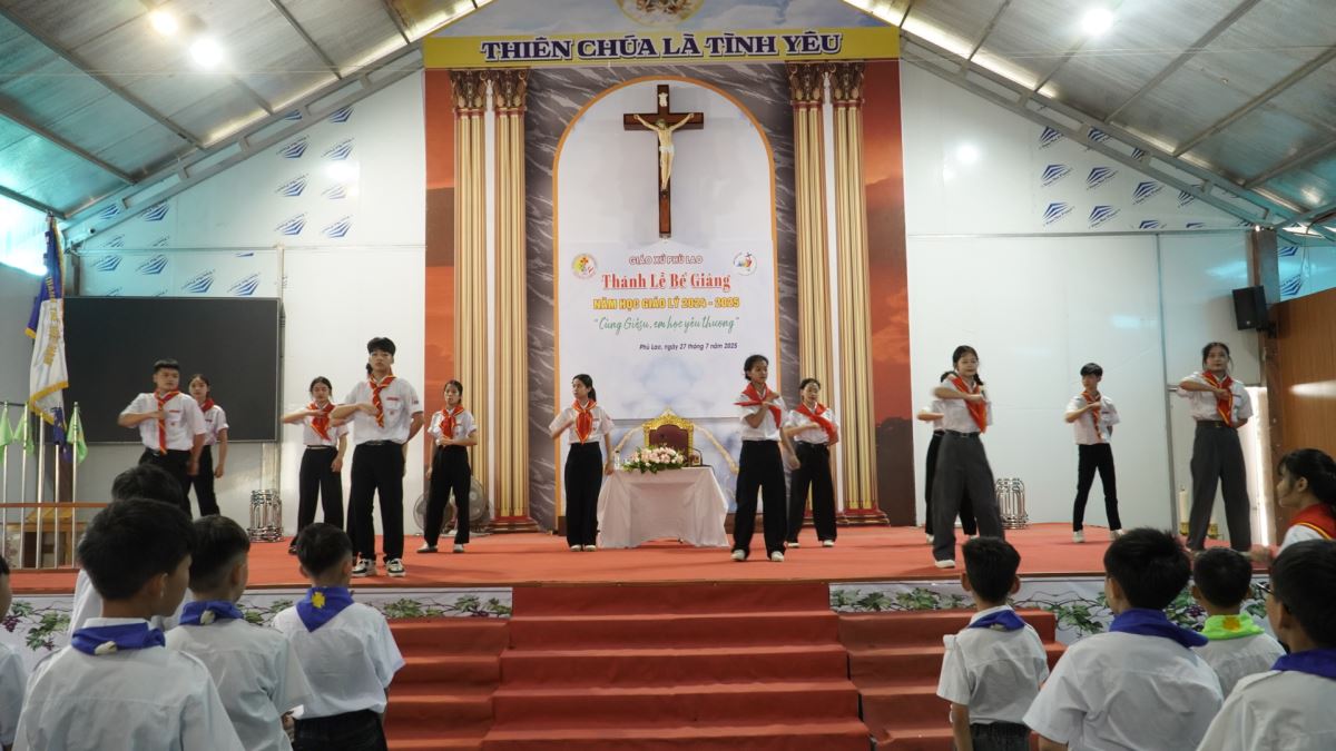 Vũ khúc: “Cùng Chúa Em Học Sống Yêu Thương”