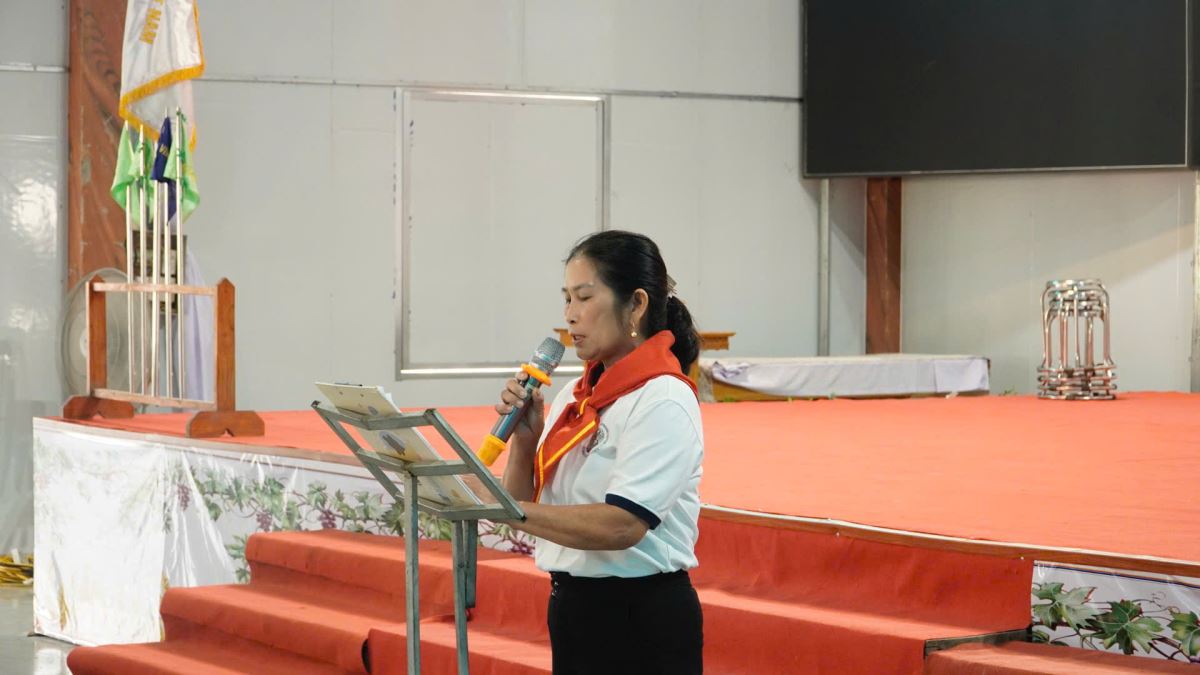 Cô Maria Hà Thị Thành, đại diện Ban Giáo vụ báo cáo tổng kết