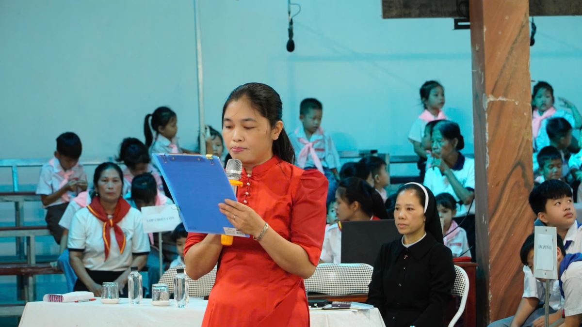 Chị Anna Nguyễn Thị Bổng, đại diện Hội Phụ huynh bày tỏ tâm tình tri ân