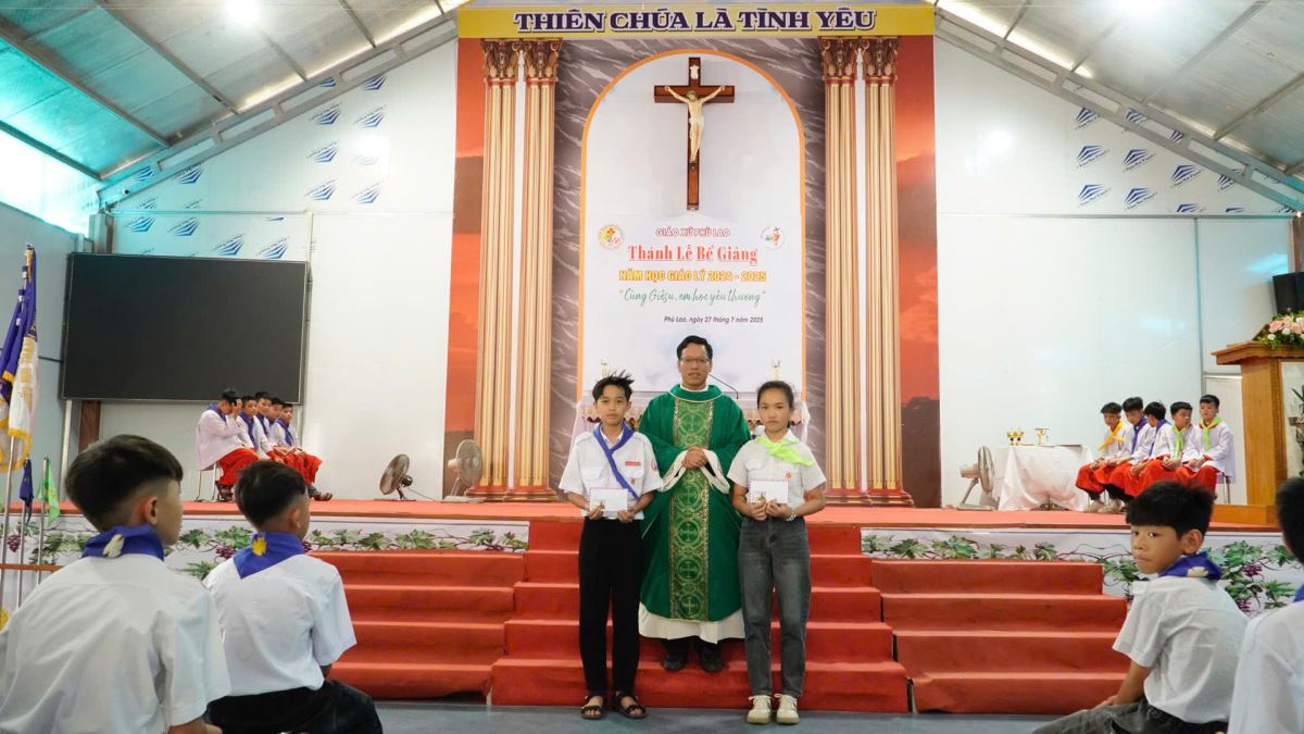 Cha xứ Giuse trao phần thưởng cho các em có thành tích xuất sắc