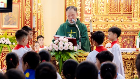 Thiếu nhi Giáo xứ Bãi Dòng và Hà Thạch hành hương Năm Thánh tại nhà thờ Hà Thạch