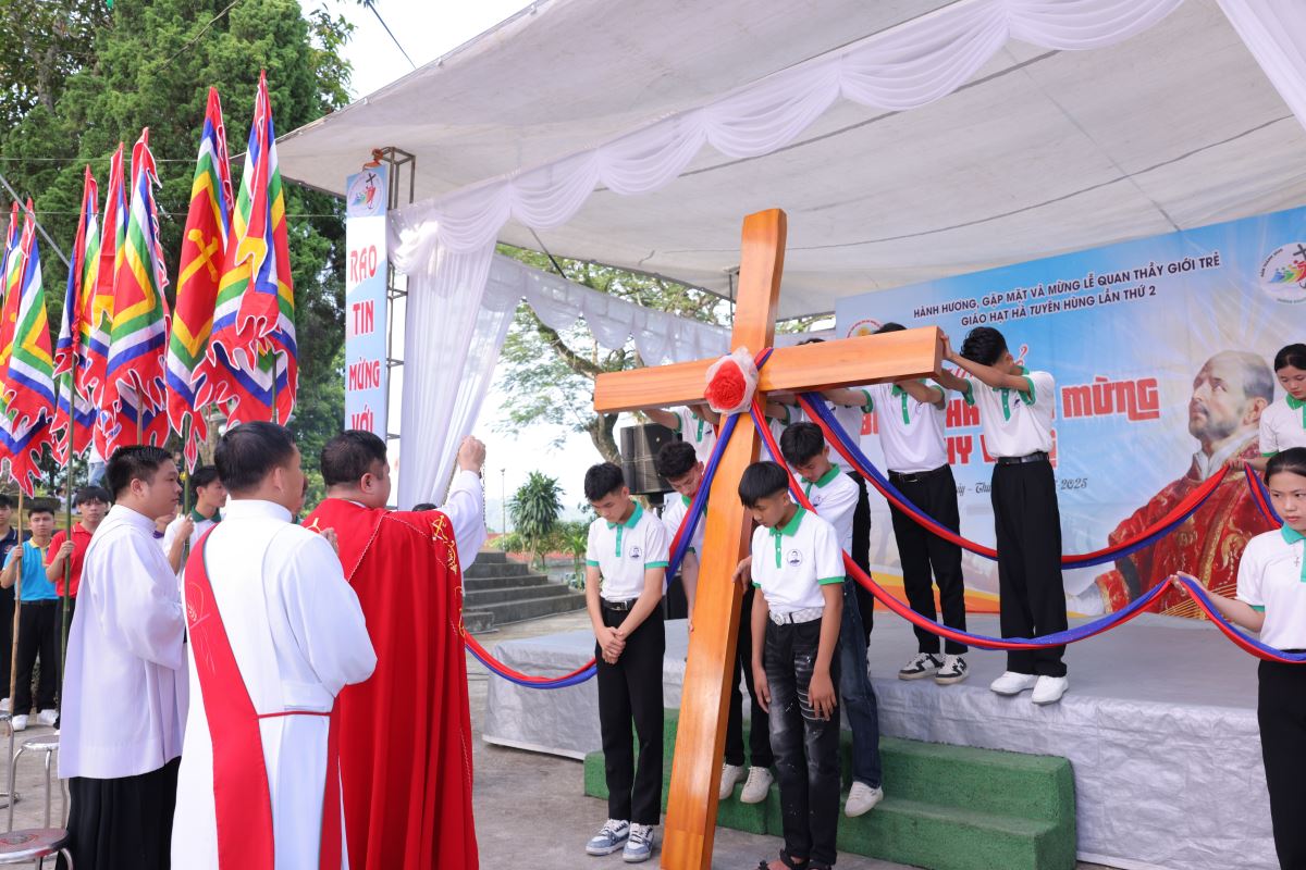 Nghi thức làm phép và rước Thánh giá