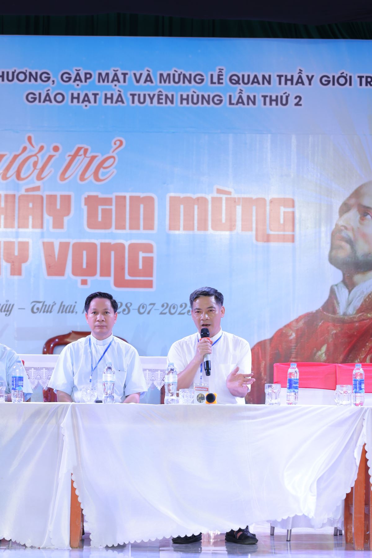 Các Linh mục giải đáp thắc mắc của các bạn trẻ