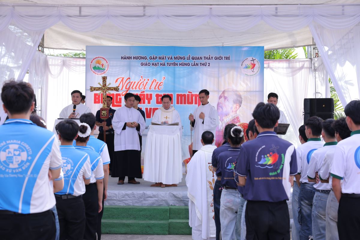 Cha Quản hạt Giuse Nguyễn Viết Hiệp chủ sự nghi thức hành hương
