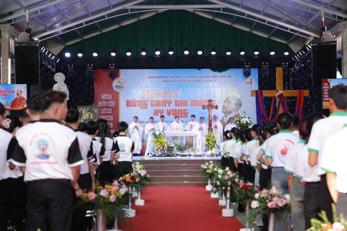 Các bạn trẻ sốt sắng tham dự Thánh lễ