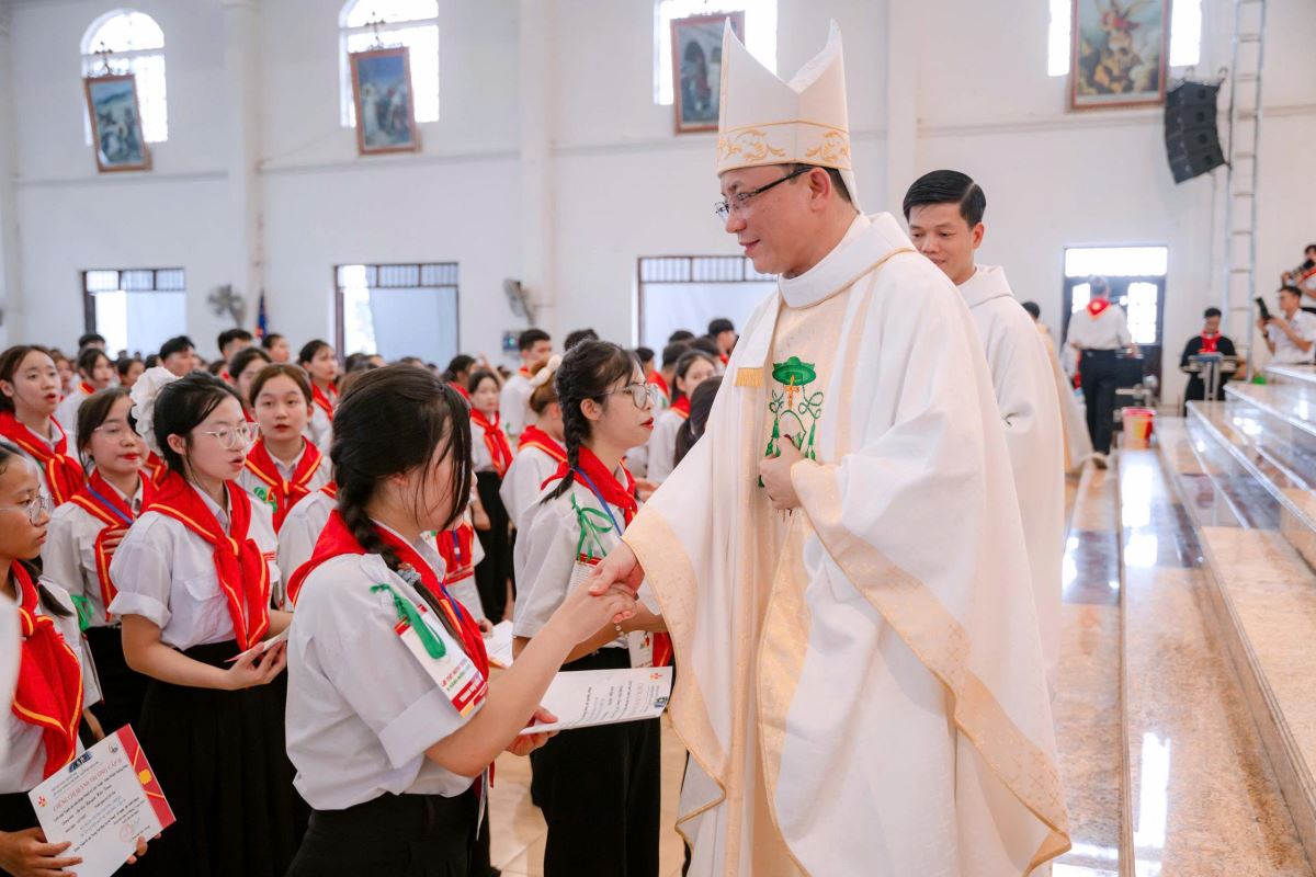 Trao chứng chỉ và cấp hiệu