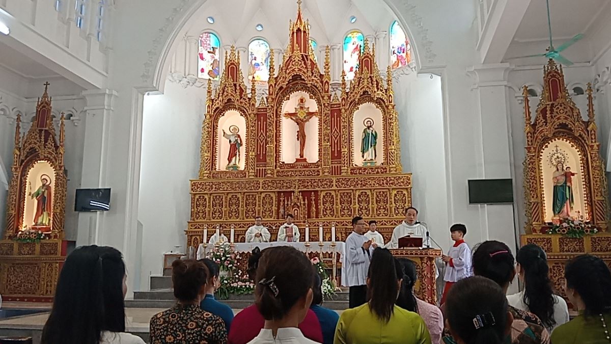 Cha Giuse Nguyễn Gia Huấn công bố Tin mừng và giảng lễ