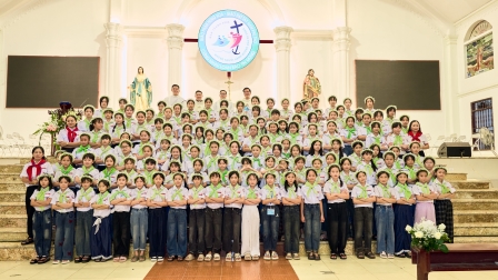 256 Em Thiếu Nhi Thánh Thể Giáo Xứ Hoàng Xá Được Lãnh Nhận Hồng Ân Xưng Tội Và Rước Lễ Lần Đầu