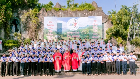 Giáo xứ Chính Tòa Sơn Lộc: 49 em thiếu nhi hân hoan lãnh nhận Bí tích Thêm Sức