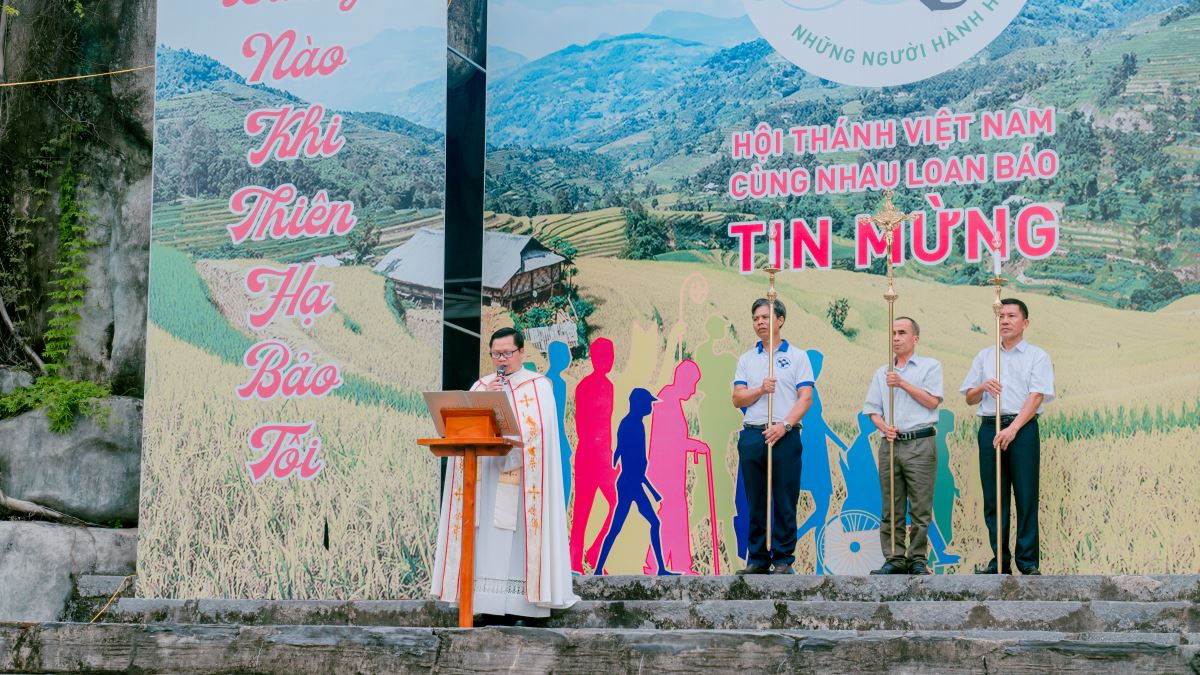 Cha GIuse Lê Thanh Nghị chủ sự nghi thức hành hương