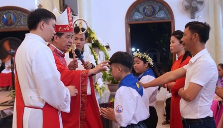 Đức Cha Đaminh Hoàng Minh Tiến Dâng Thánh Lễ và Ban Bí Tích Thêm Sức Cho 118 Em Thiếu Nhi Tại Giáo Xứ Thủy Trạm