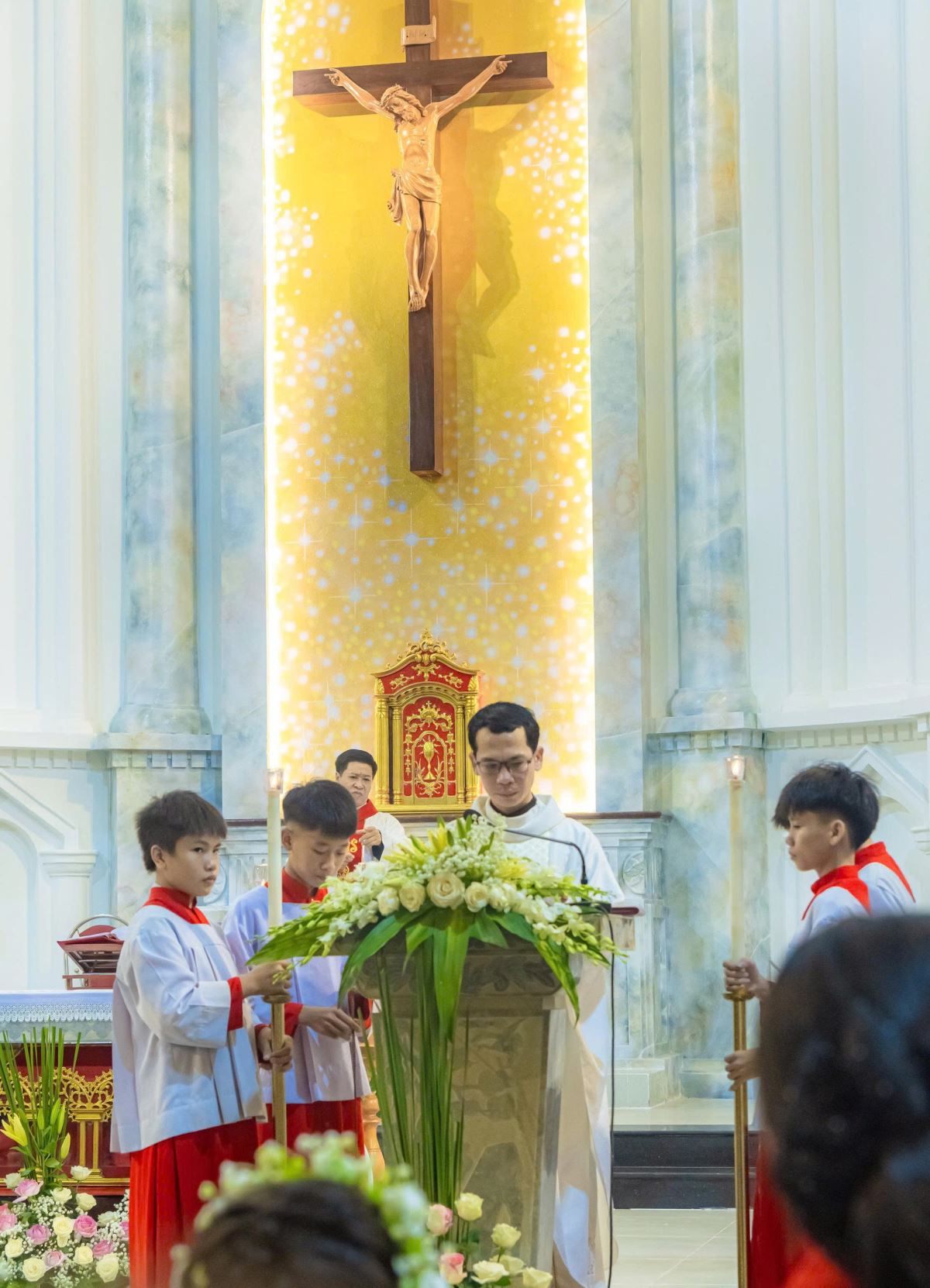 Cha Giuse Nguyễn Thế Tài công bố Tin mừng và giảng lễ