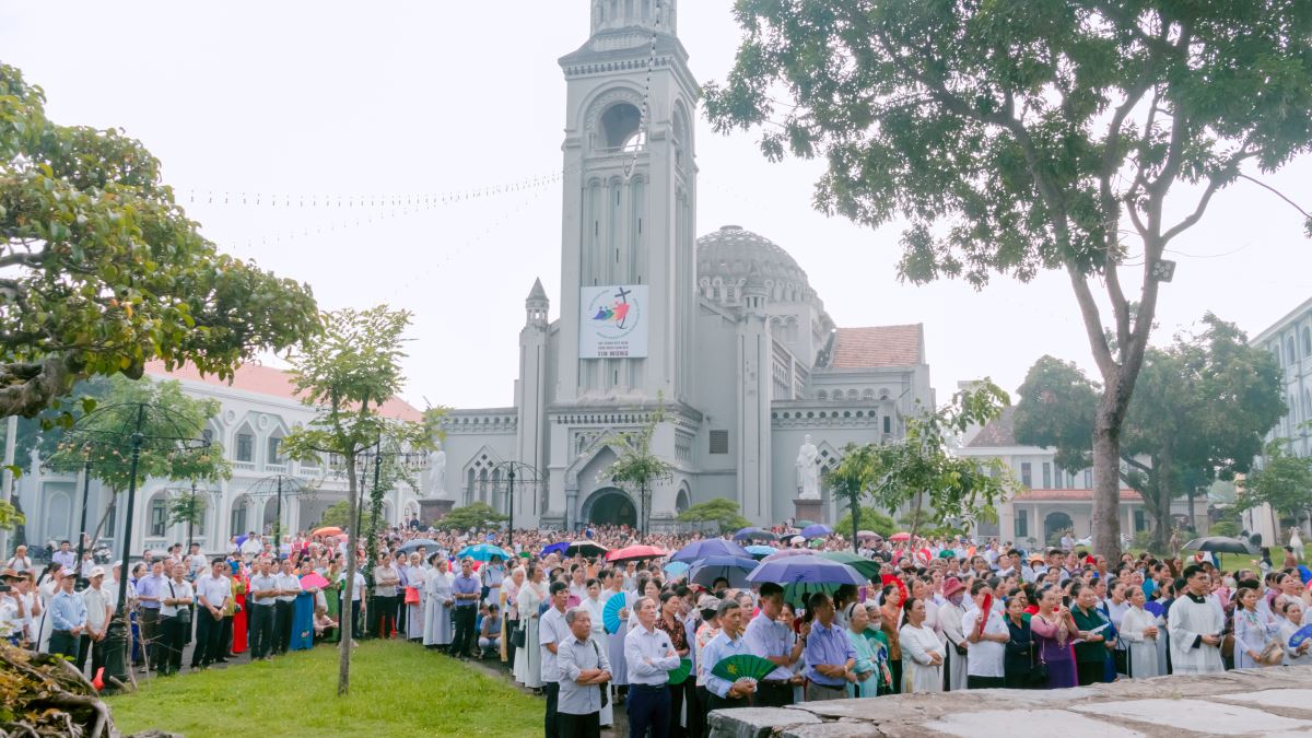 Đông đảo đoàn viên Huynh đoàn Đaminh tham dự nghi thức hành hương