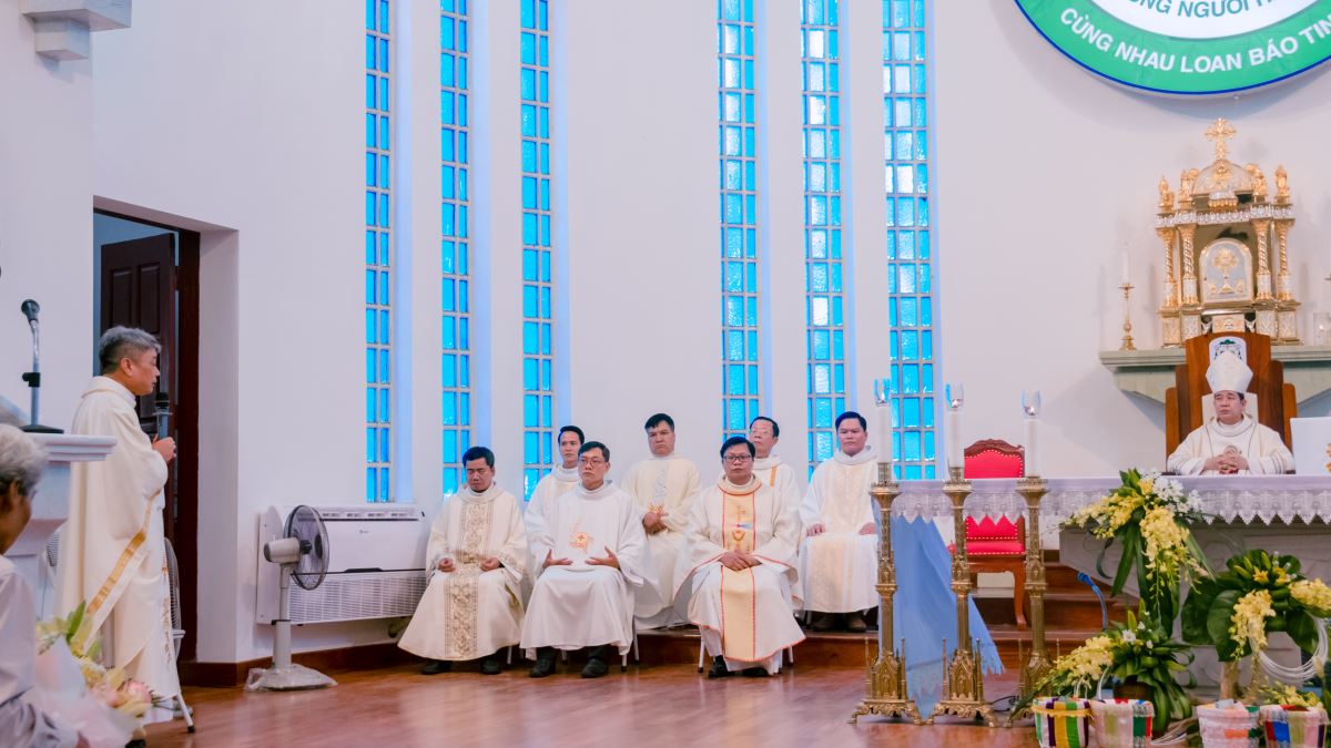 Cha Giuse Nguyễn Đình Tuyến đại diện cộng đoàn chúc mừng Đức cha nhân ngày lễ Bổn mạng