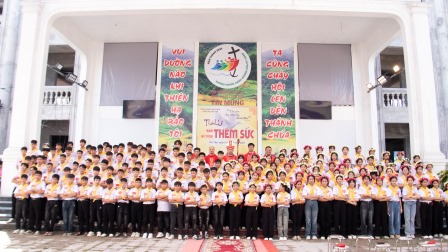 Đức Cha Đaminh Hoàng Minh Tiến Dâng Thánh Lễ Và Ban Bí Tích Thêm Sức Tại Giáo Xứ Yên Tập