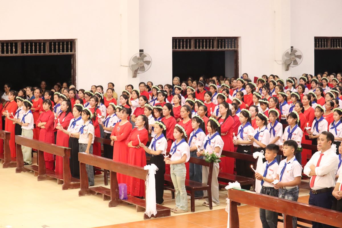 Các em tuyên xưng đức tin qua việc lặp lại lời hứa khi lãnh nhận