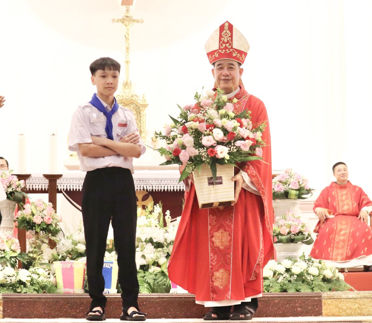 Đại diện Thiếu nhi tặng hoa chúc mừng Đức cha nhân ngày lễ Bổn mạng của ngài