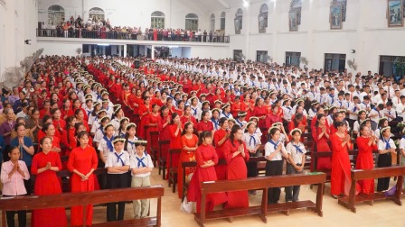 Đức Cha Đaminh Hoàng Minh Tiến Dâng Thánh Lễ Và Ban Bí Tích Thêm Sức Cho 392 Em Thiếu Nhi Giáo Xứ Hoàng Xá