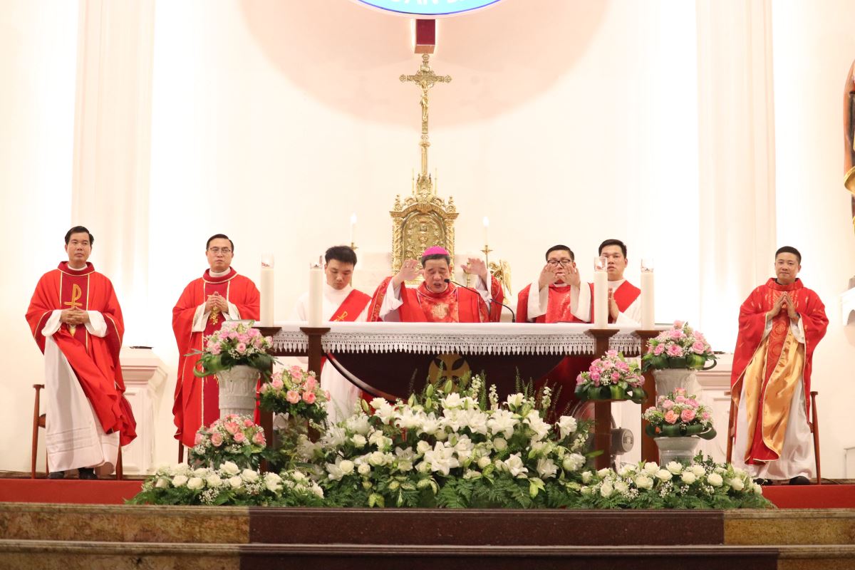 Đức cha và cha quản hạt đặt tay, cầu nguyện xin ơn Chúa Thánh Thần