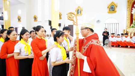 Đức Cha Phụ Tá Phaolô Nguyễn Quang Đĩnh dâng Thánh lễ và ban Bí tích Thêm Sức tại giáo xứ Bãi Dòng
