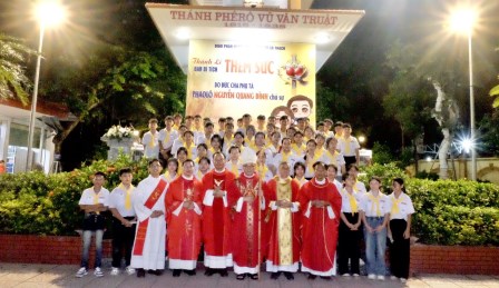 Giáo Xứ Hà Thạch: Đức Cha Phụ Tá Phaolô Nguyễn Quang Đĩnh Ban Bí Tích Thêm Sức Cho 50 Em Thiếu Nhi