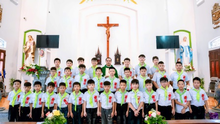 Giáo xứ Vĩnh Hoá: 57 Em Thiếu Nhi Hân Hoan Xưng Tội và Rước Lễ Lần Đầu Trong Ngày Mừng Quan Thầy Thánh Clara